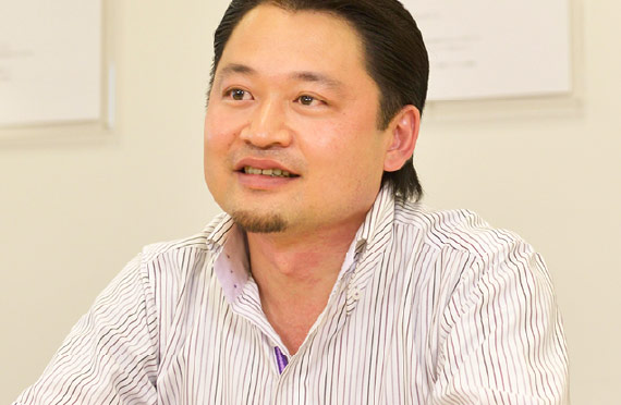 牛島 仁 氏